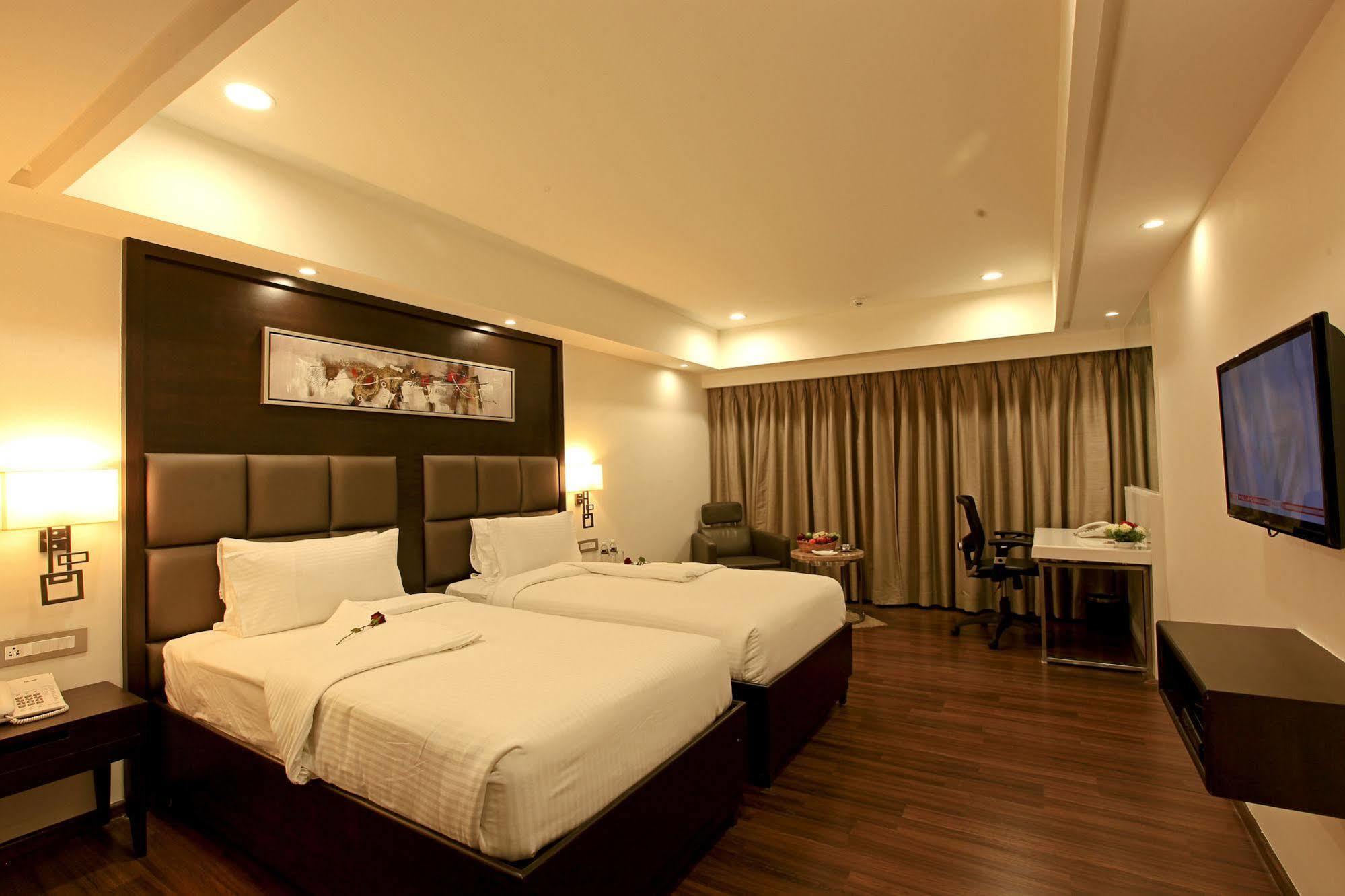 Goutham Grand Hotel - Tenali Vijayawāda Екстериор снимка